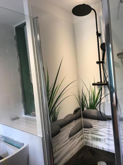 Villa Les Terrasses Dans La Nature Avec Piscine A 2 Pas De Lyon, Metro A 15Mn A Pied Pour Lyon Centre En 10Mn Ou Bus A 300M Pour Lyon Centre ウラン エクステリア 写真